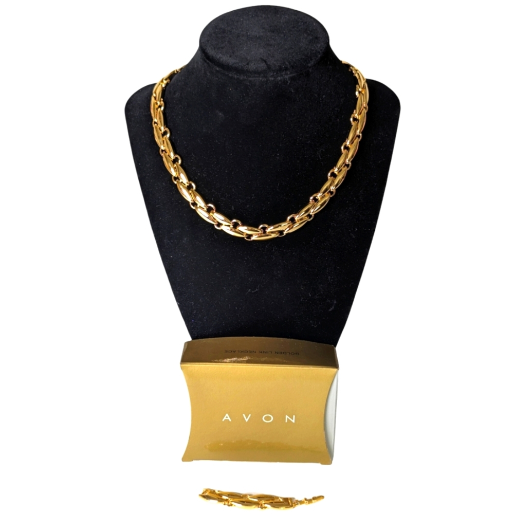 Vintage gold Avon necklace